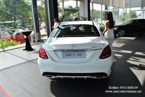 Mercedes-Benz C300 với thiết kế xe mạnh mẽ, năng động