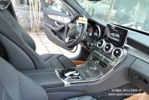Mercedes-Benz C300 với thiết kế xe mạnh mẽ, năng động
