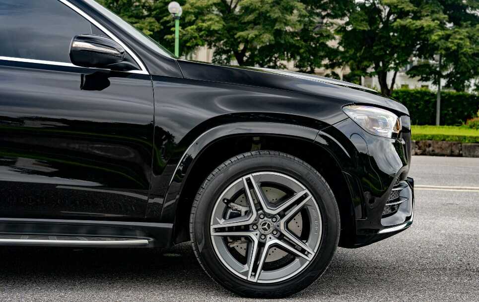 Mercedes-Benz GLS 450 4Matic màu đen/kem lăn bánh 11.000km