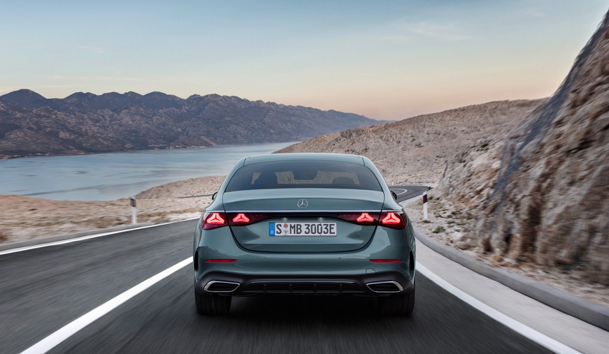 Mercedes E Class 2024 chính thức lộ diện đẹp mắt