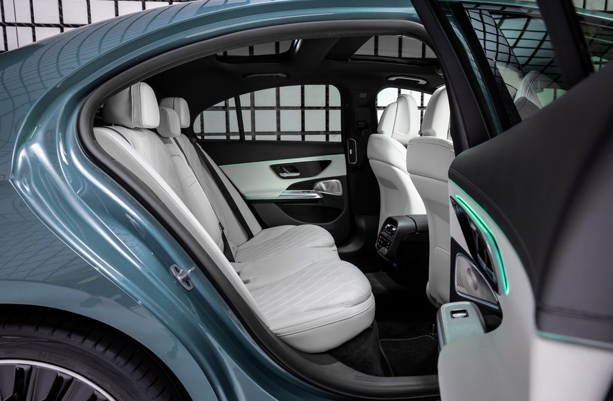 Mercedes E Class 2024 chính thức lộ diện đẹp mắt